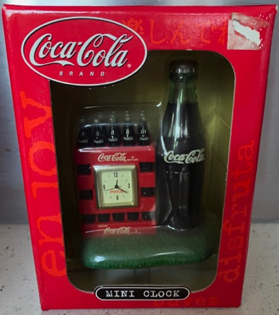 3156-1 € 15,00 coca cola mini klok flesj bij kratjes.jpeg